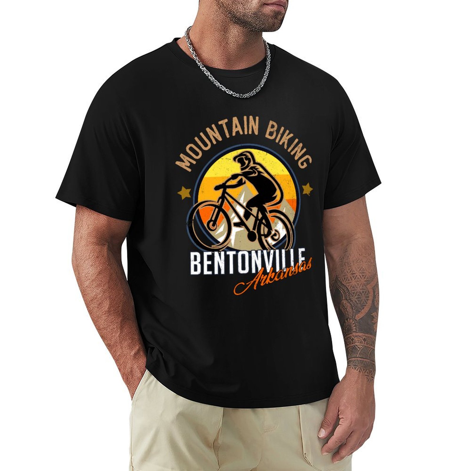 Mountain Biking In Arkansas - ベントンビル アーカンソー マウンテンバイク Tシャツ 吸汗スポーツ Tシャツ